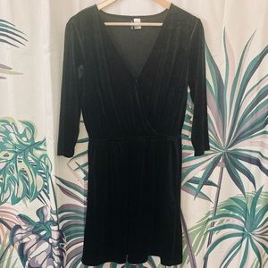 H&M V-Neck Velvet Dress🕶🍒